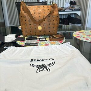 Hobo medium bag you can wear as a class body nice brand new bag.